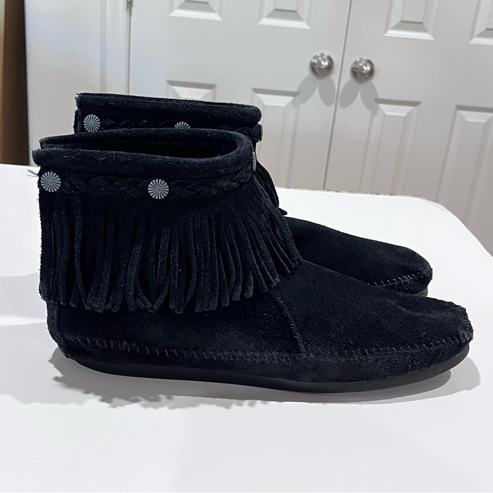 Minnetonka Women’s Black Leather Fringe Zip Ankle Boots Moccasins Sz 11